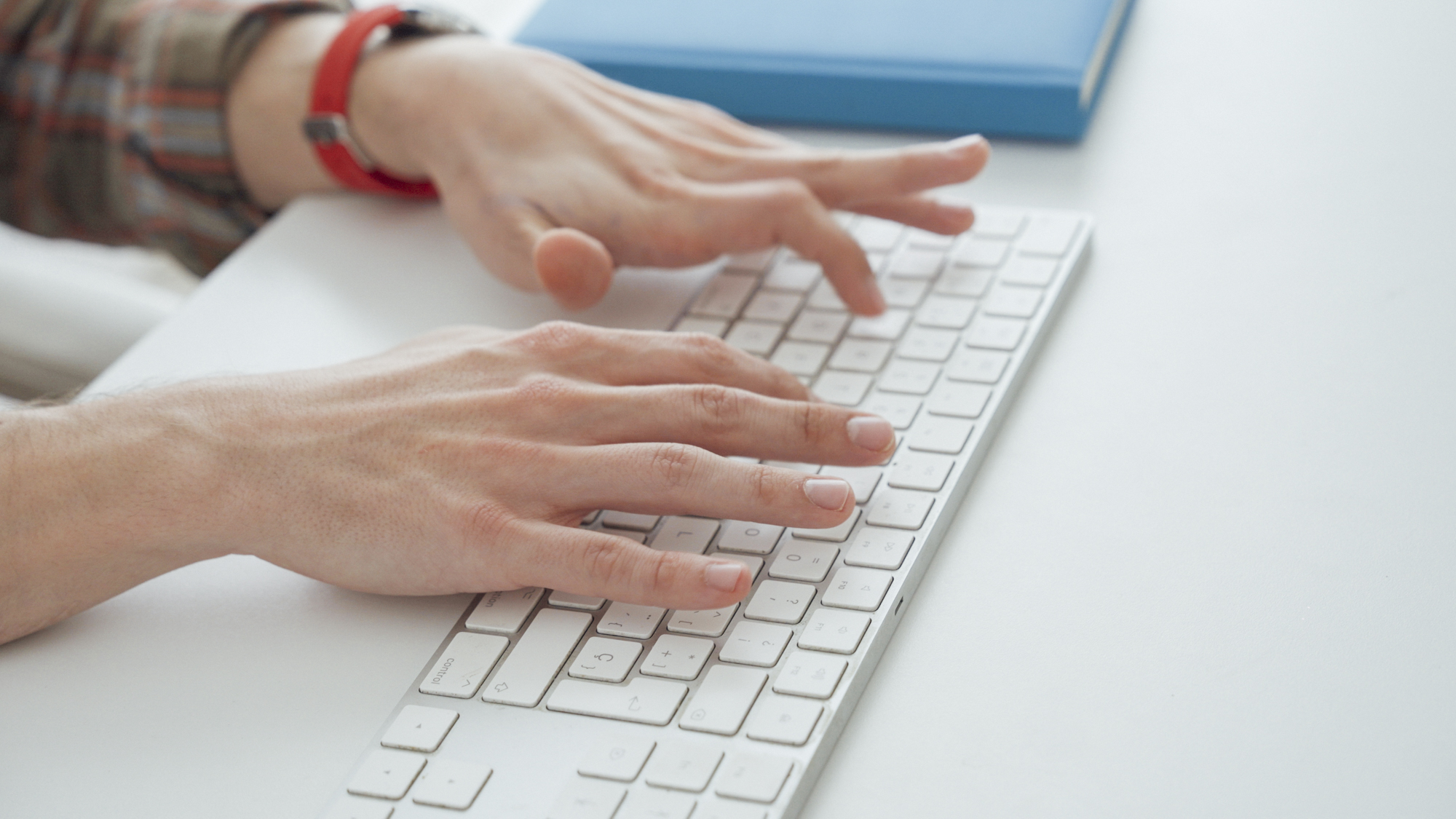 laptop con profesora de idiomas al otro lado